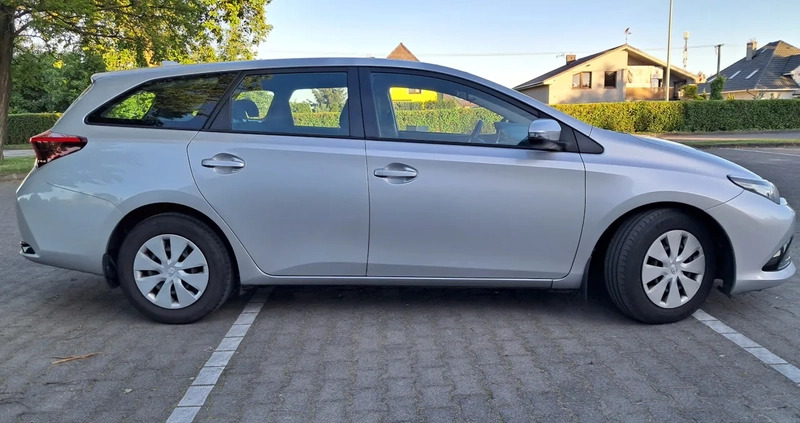 Toyota Auris cena 39900 przebieg: 236000, rok produkcji 2018 z Szczebrzeszyn małe 172